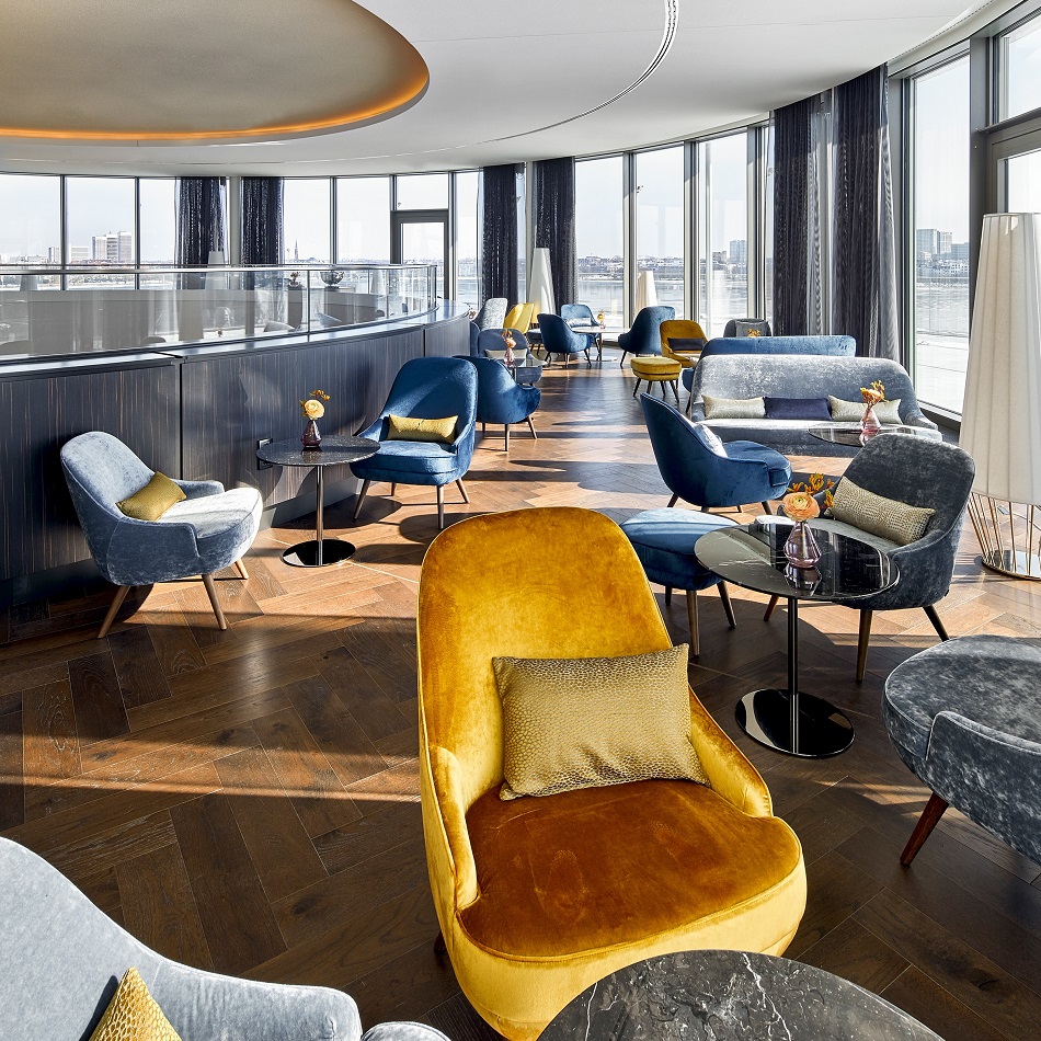Lounge Sessel und die Fensterfront der Fontenay Bar mit Blick auf die Außenalter Hamburg aus der sechsten Etage