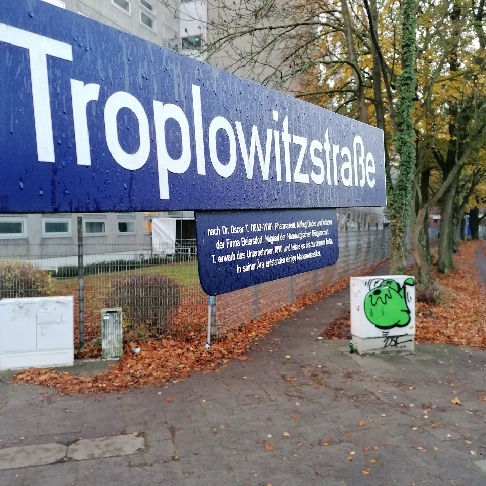 Straßenschild der Troplowitzstraße in Hamburg benannt nach Oscar Troplowitz einer der Erfolgsträger des Unternehmens Beiersdorf