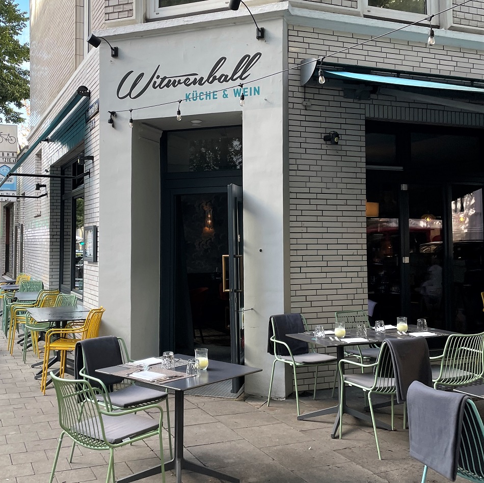 Eingang und Außenbereich zum Witwenball ein Restaurant und Weinbar zwischen Eimsbüttel und Schanzenviertel in Hamburg