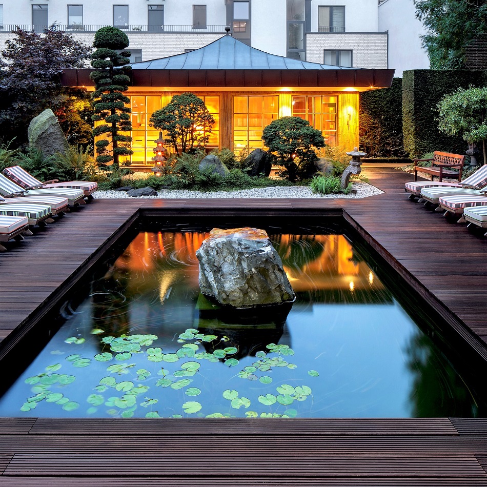 Der japanische Garten mit japanischer Sauna, Außendusche und Koi-Karpfen-Teich des Meridian Spa Hamburg Eppendorf