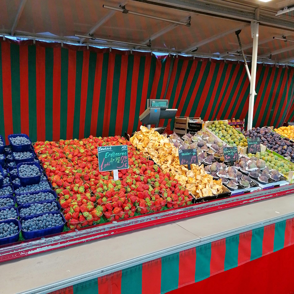 Obst auf dem Isemarkt, dem längsten Freiluftwochenmarkt Europas unter dem U-Bahn-Viadukt zwischen dem Eppendorfer Baum und der Hoheluftbrücke in Hamburg